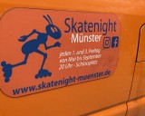 Wegweiser für die Skatenight am Hafenplatz.
